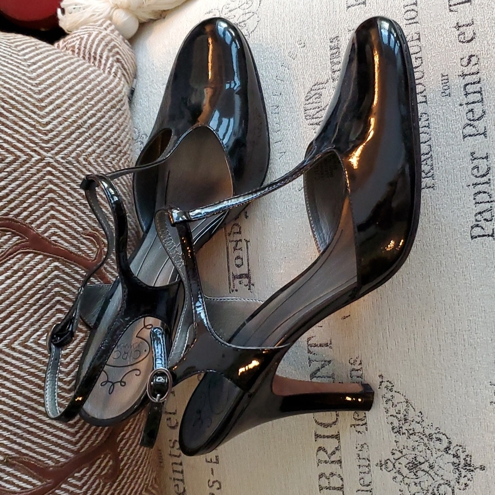 Black patent 8.5 t-strap heels with buckle